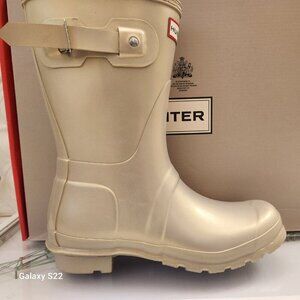 Hunter " Short Nebula" Boots. Pale Gold. NIB. Size 7